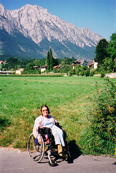 Robin in front of Austrian mountains